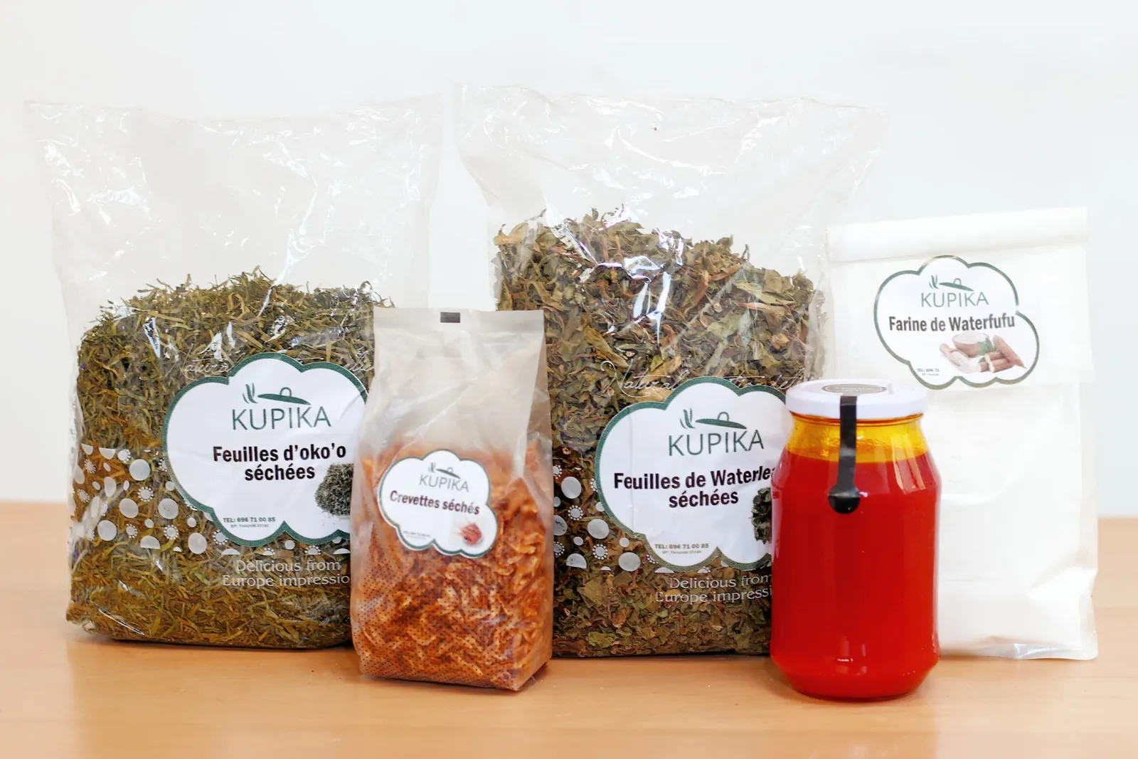 Gamme de produits transformés KUPIKA par Agritechnologic Africa : feuilles d'oko'o séchées, feuilles de waterleaf séchées, crevettes séchées, huile rouge et farine de waterfufu