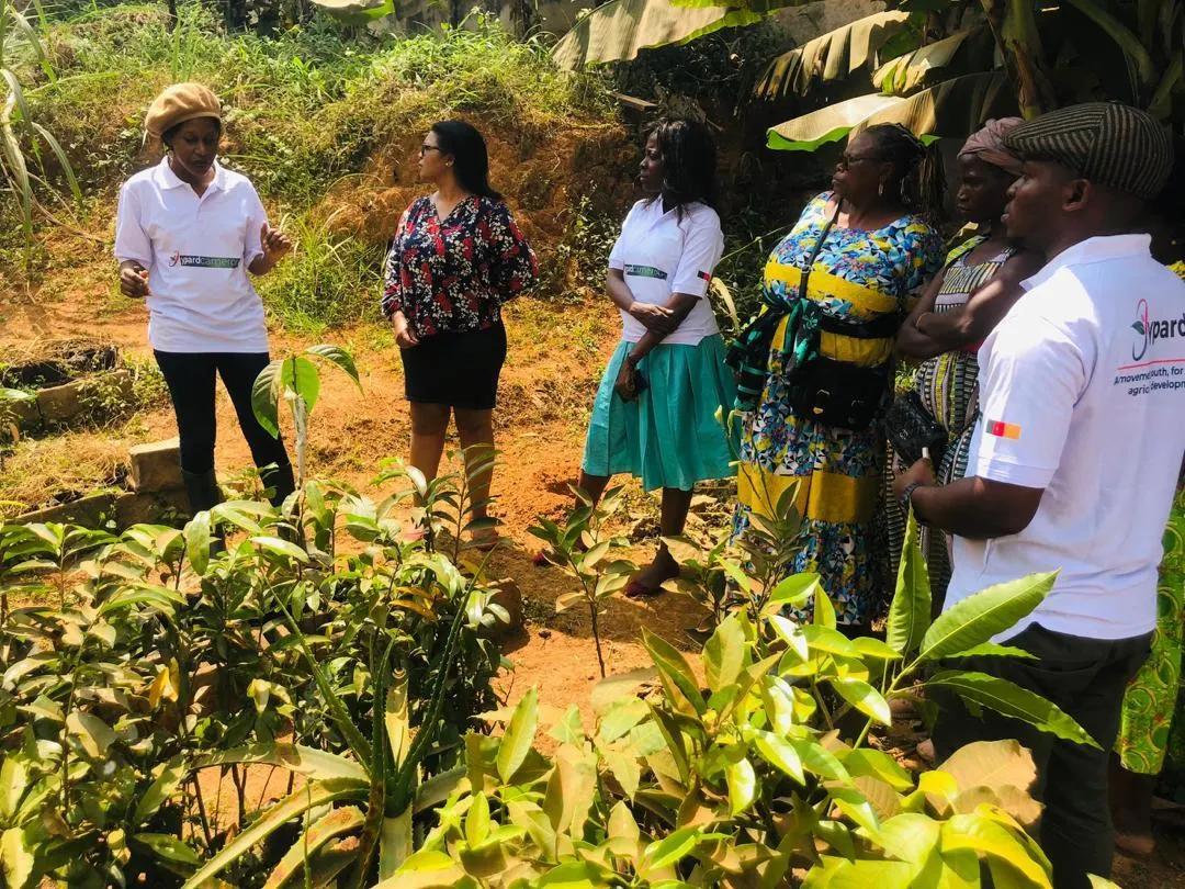 Visite de terrain avec des partenaires et productrices